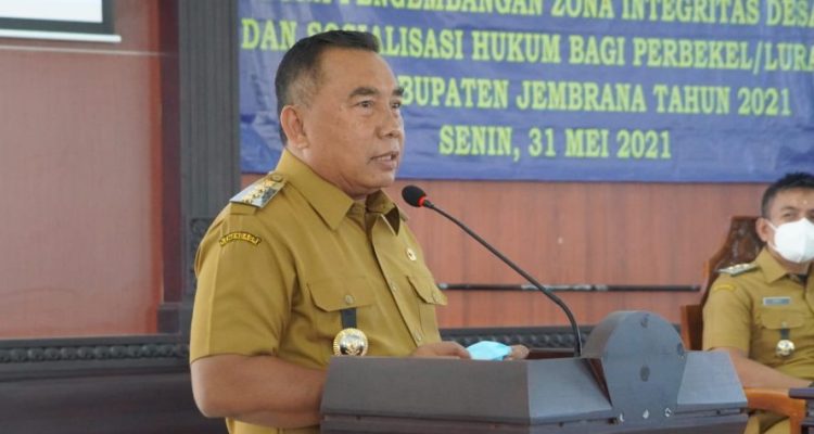 Ket Poto Bupati Jembrana I Nengah Tamba saat memberi arahan kepada Para Perbekel dan Lurah se Kabupaten Jembrana, Senin(31/5)