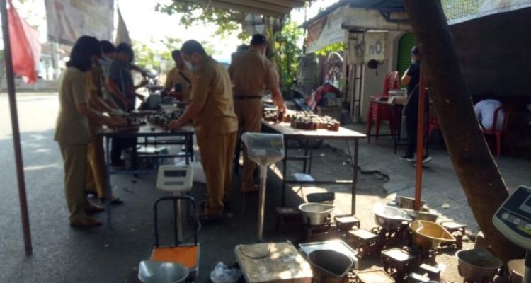 Ket poto, Pemerintah Kabupaten Jembrana bekerjasama dengan UPTD Metrologi Legal Kabupaten Buleleng melaksanakan tera ulang timbangan di Pasar se Jembrana.