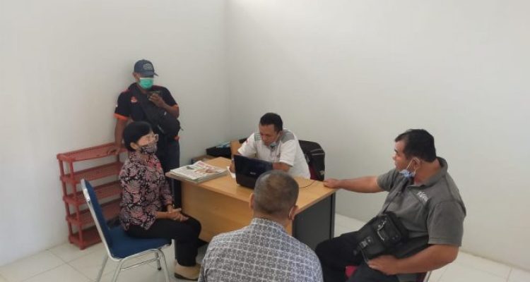 Ket Poto, Sejumlah kontraktor Melawi mendatangi Kantor panitia  layanan pengadaan barang dan jasa Kabupaten Melawi yang terletak di Kantor Bupati Melawi, Jumat (21/5/2021) pagi.