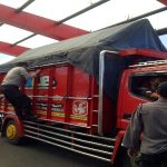 Ket Poto, petugas memeriksa truk pakai terpas antisipasi pemudik numpang di truk