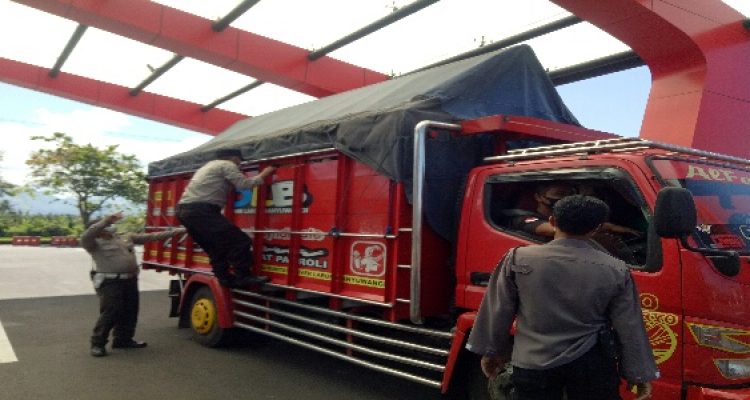 Ket Poto, petugas memeriksa truk pakai terpas antisipasi pemudik numpang di truk