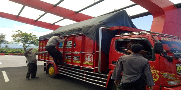 Ket Poto, petugas memeriksa truk pakai terpas antisipasi pemudik numpang di truk