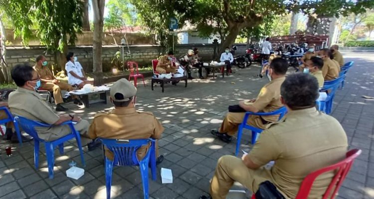 Camat Negara menggelar rakor evaluasi pencapaian target vaksinasi Covid-19 bersama perbekel dan lurah