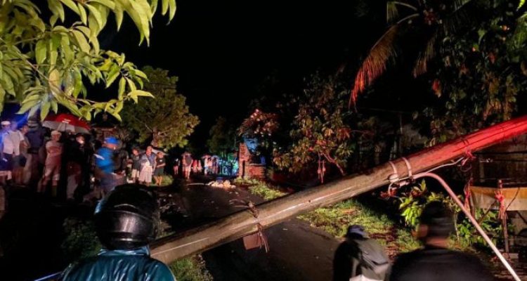 Ket Poto, tiang listrik milik PLN roboh di Banjar Taman, Desa Batuagung, Kecamatan Jembarana