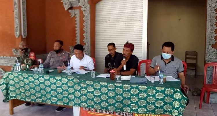 Ket poto, Perebekel Desa Batuagung didampingi Babinsa, Bhabinkamtibmas, BPD desa menerima warga teerkait kekecewaan terhadap bendasa adat