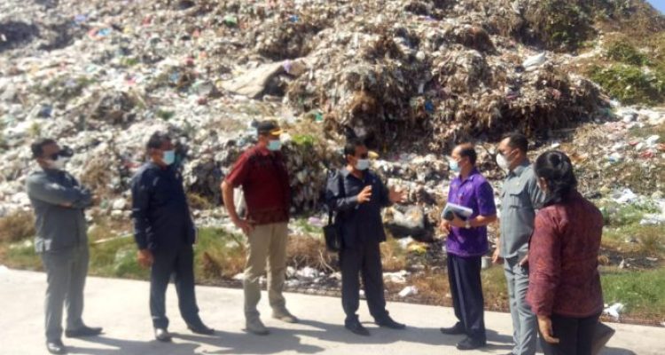 Ket poto, Komisi III DPRD Jembrana sidak ke TPA Peh dan lokasi lahan relokasi sampah di eks galian C