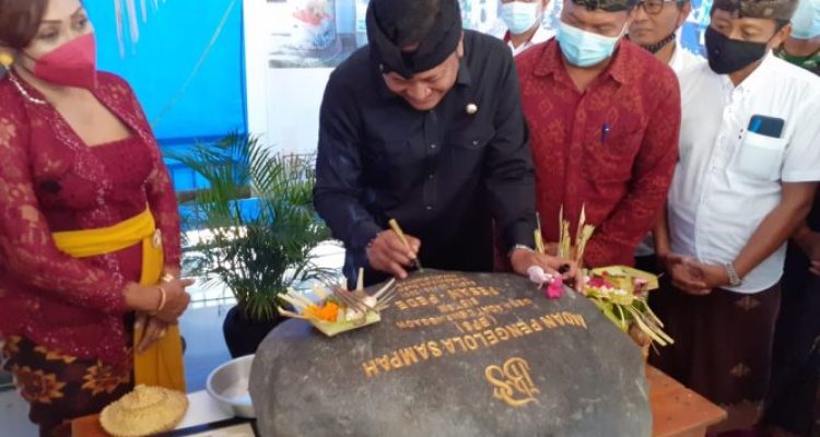 Ket Poto,Bupati Mahayastra Resmikan Tenten Mart Desa Adat Guwang dan Pesan Pede Banjar Cemenggaon