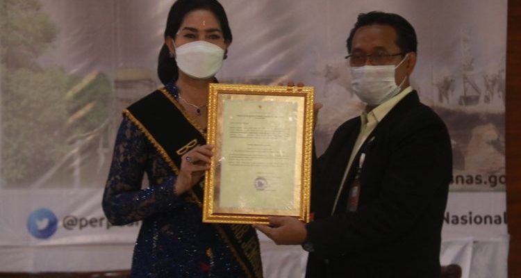 Ket Poto, Kapusnas RI Kukuhkan Ny. Candrawati Tamba sebagai Bunda Literasi