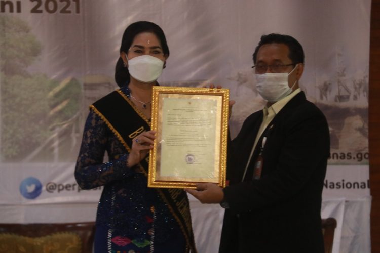 Ket Poto, Kapusnas RI Kukuhkan Ny. Candrawati Tamba sebagai Bunda Literasi