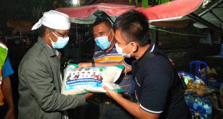 Bupati Jembrana I Nengah Tamba dan Wakil Bupati I Gede Ngurah Patriana Krisna serahkan bantuan beras kepada para pedagang kecil