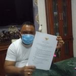 Bupati Jembrana I Nengah Tamba tunjukan surat penegasan tidak ada pungutan biaya seragam