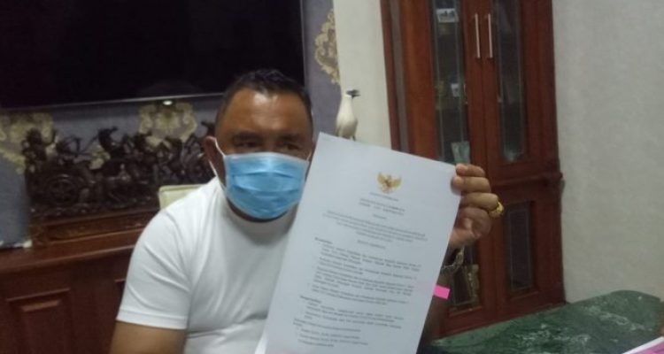 Bupati Jembrana I Nengah Tamba tunjukan surat penegasan tidak ada pungutan biaya seragam