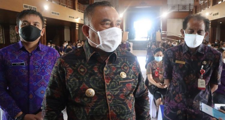 Ket Poto, Bupati Jembrana I Nengah Tamba serta Wakil Bupati I Gede Ngurah Patriana didampingi Sekda