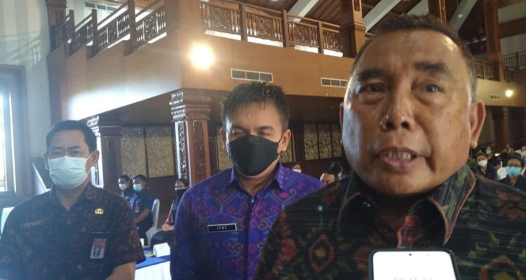 Ket poto, Bupati Jembrana I Nengah Tamba beserta Wabup I Gede Ngurah Patriana Krisna memberi pengarahan terhadapejabat administrator dan pejabat pengawas di lingkungan Pemkab Jembrana, bertempat di Gedung Auditorium Pemkab Jembrana