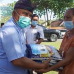 Ket Poto, Bupati Tamba bagikan beras ke pedagang kecil terdampak PPKM Darurat Ket Poto, Bupati Tamba bagikan beras ke pedagang kecil terdampak PPKM Darurat