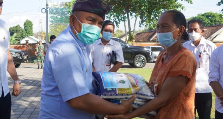 Ket Poto, Bupati Tamba bagikan beras ke pedagang kecil terdampak PPKM Darurat Ket Poto, Bupati Tamba bagikan beras ke pedagang kecil terdampak PPKM Darurat