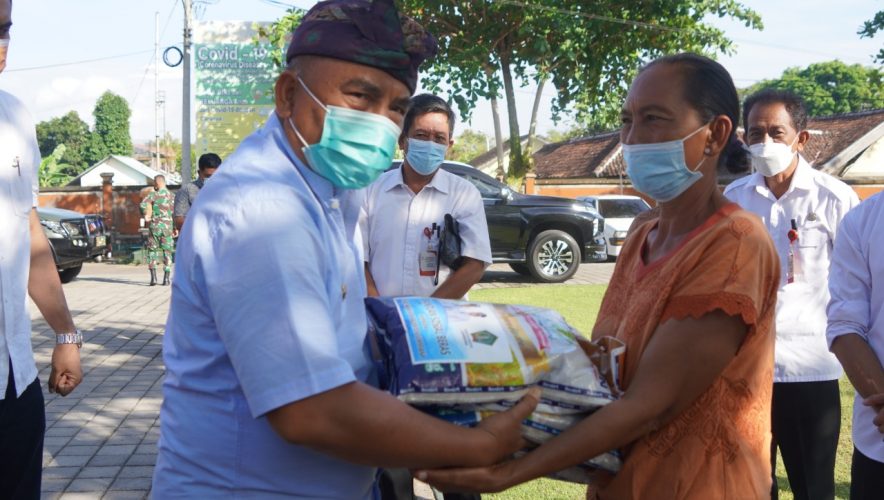 Ket Poto, Bupati Tamba bagikan beras ke pedagang kecil terdampak PPKM Darurat