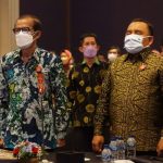 Keterangan foto : Bupati Jembrana I Nengah Tamba saat menghadiri malam penghargaan bersama bupati Magetan - Jawa Timur Suprawoto. Turut juga hadir Asisten II Pemkab Jembrana I Gusti Ngurah Sumber Wijaya serta Direktur Perumda Air Minum Jembrana Ida Bagus Kerta Negara