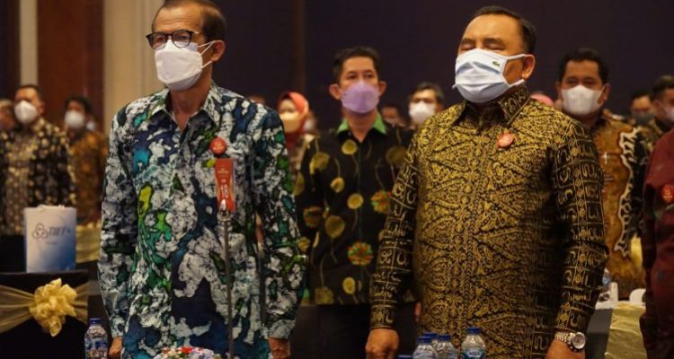 Keterangan foto : Bupati Jembrana I Nengah Tamba saat menghadiri malam penghargaan bersama bupati Magetan - Jawa Timur Suprawoto. Turut juga hadir Asisten II Pemkab Jembrana I Gusti Ngurah Sumber Wijaya serta Direktur Perumda Air Minum Jembrana Ida Bagus Kerta Negara