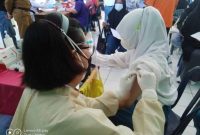 Vaksinasi Menjelang PTM Di SMAN 11 Surabaya Barat
