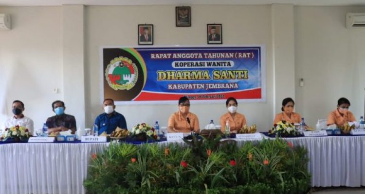 Bupati Jembrana I Nengah Tamba saat membuka musyawarah daerah ikatan persaudaraan haji indonesia kab. Jembrana di ponpes Nuris Banyubiru, Minggu (6/2).