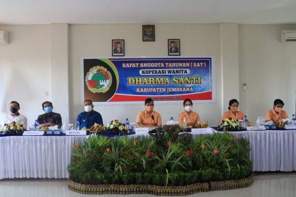 Bupati Jembrana I Nengah Tamba saat membuka musyawarah daerah ikatan persaudaraan haji indonesia kab. Jembrana di ponpes Nuris Banyubiru, Minggu (6/2).