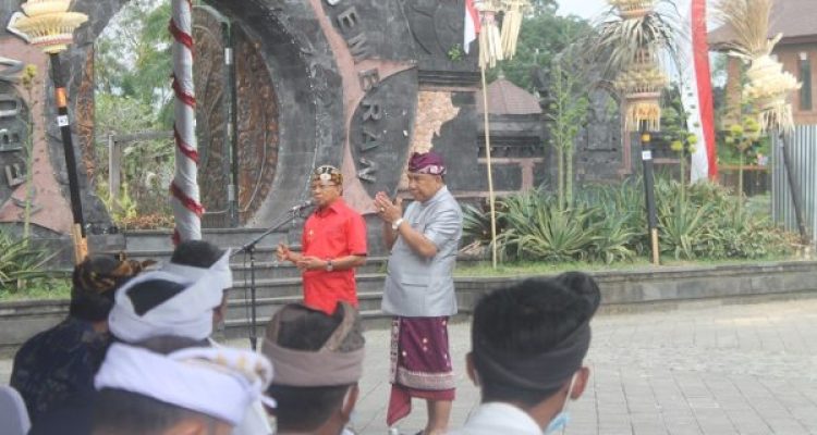 Ket Poto: Gubernur Bali I Wayan Koster didampingi oleh Bupati Jembrana I Nengah Tamba saat usai meletakkan batu pertama pembangunan Candi Pemedalan Agung Pura Jagatnatha Jembrana