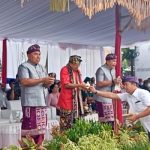 Ket Poto: Pelepasan burung merpati pada saat pawai budaya