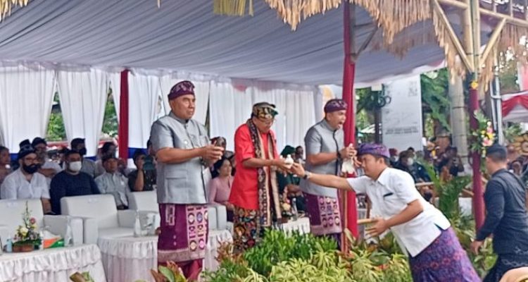 Ket Poto: Pelepasan burung merpati pada saat pawai budaya