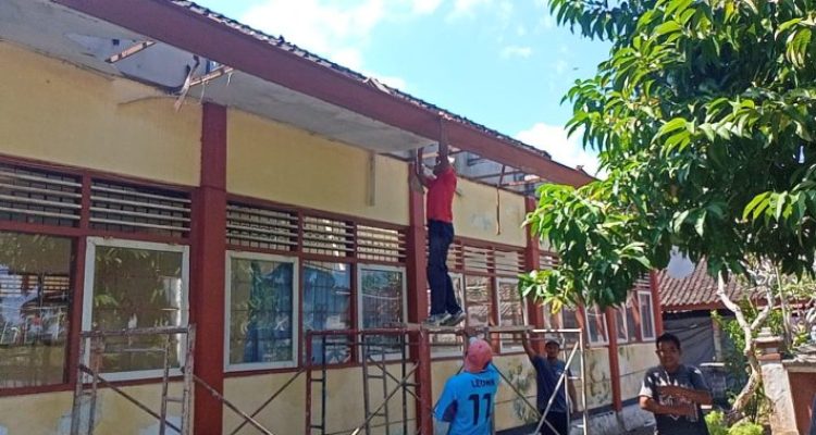 Ket poto : SDN 4 Melaya mulai dibongkar