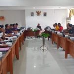 Ket poto: Rapat koordinasi Komisi I DPRD Jembrana dengan Dinas PMD, Lurah Banjar Tengah, Camat Negara dan Anggota LPM Kelurahan Banjar Tengah di Kantor DPRD Kabupaten Jembrana Ket poto: Rapat koordinasi Komisi I DPRD Jembrana dengan Dinas PMD, Lurah Banjar Tengah, Camat Negara dan Anggota LPM Kelurahan Banjar Tengah di Kantor DPRD Kabupaten Jembrana