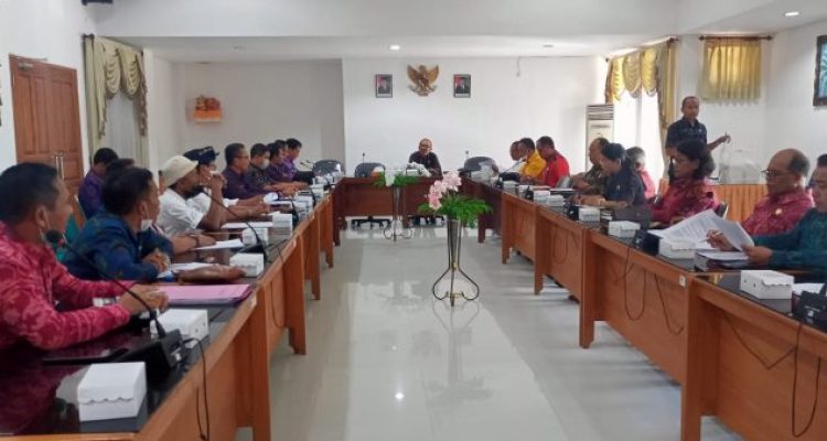 Ket poto: Rapat koordinasi Komisi I DPRD Jembrana dengan Dinas PMD, Lurah Banjar Tengah, Camat Negara dan Anggota LPM Kelurahan Banjar Tengah di Kantor DPRD Kabupaten Jembrana Ket poto: Rapat koordinasi Komisi I DPRD Jembrana dengan Dinas PMD, Lurah Banjar Tengah, Camat Negara dan Anggota LPM Kelurahan Banjar Tengah di Kantor DPRD Kabupaten Jembrana