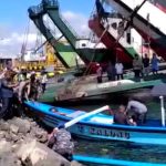 Ket poto: Korban dibantu loncat dari kapal diselamatkan oleh nelayan di Pelabuhan Gilimanuk Ket poto: Korban dibantu loncat dari kapal diselamatkan oleh nelayan di Pelabuhan Gilimanuk