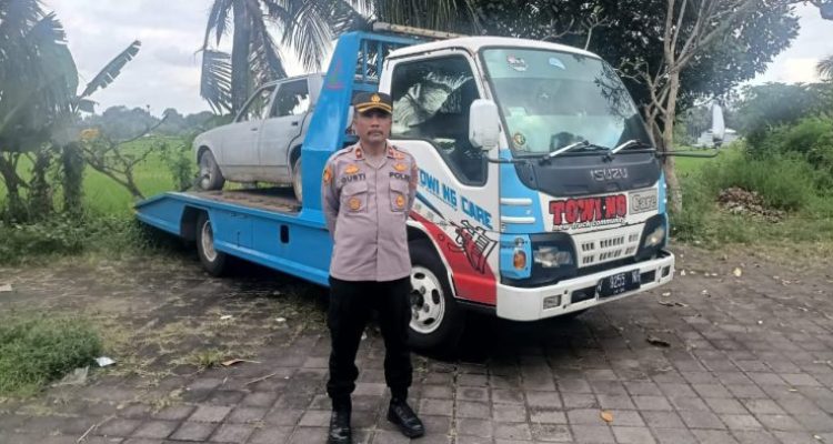 Ket poto: Kapolsek Abiansemal Kompol I Gusti Made Sudarma Putra bersama barang bukti pencurian mobil Toyota Corolla
