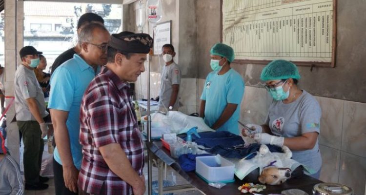 Ket poto: Bupati Karangasem, I Gede Dana buka Peringatan Hari Rabies Se-Dunia yang digelar Fakultas Unud di Banjar Dinas Seloni