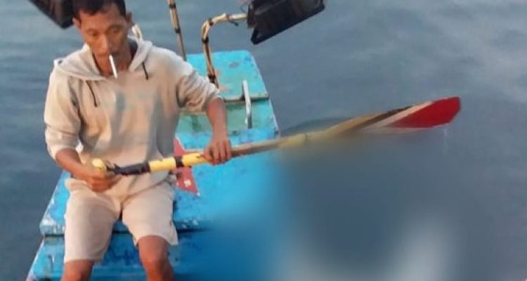 Ket poto: Mr.X ditemukan nelayan mengapung di Perairan Yehembang