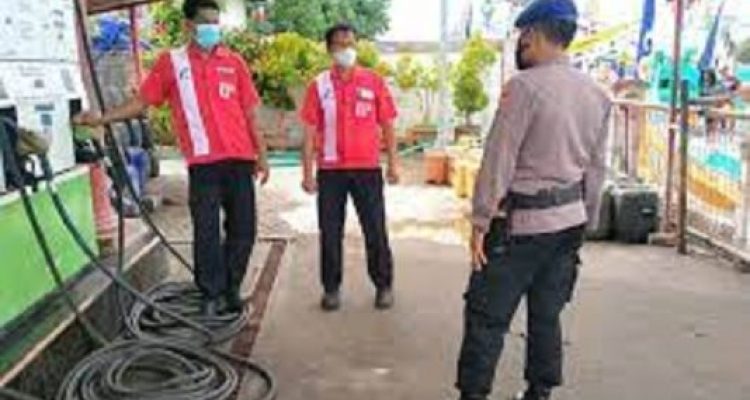 Ket poto: Petugas kepolisian pantau SPBN Pengambengan Ket poto: Petugas kepolisian pantau SPBN Pengambengan