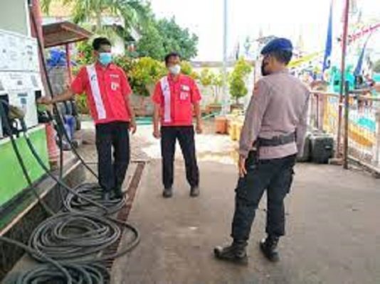 Ket poto: Petugas kepolisian pantau SPBN Pengambengan