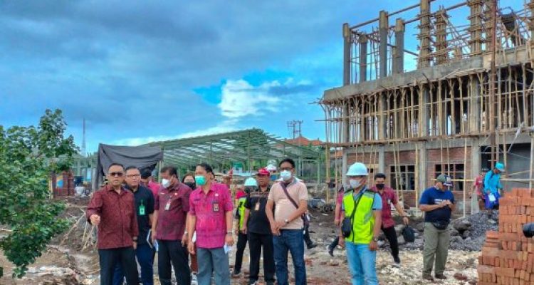 Ket foto : Walikota Denpasar, I Gusti Ngurah Jaya Negara saat meninjau proyek strategis di Kota Denpasar pada Jumat (14/10).