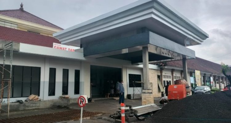 Ket foto : Suasana pengerjaan renovasi IGD RSUD Wangaya Kota Denpasar, Kamis (6/10).