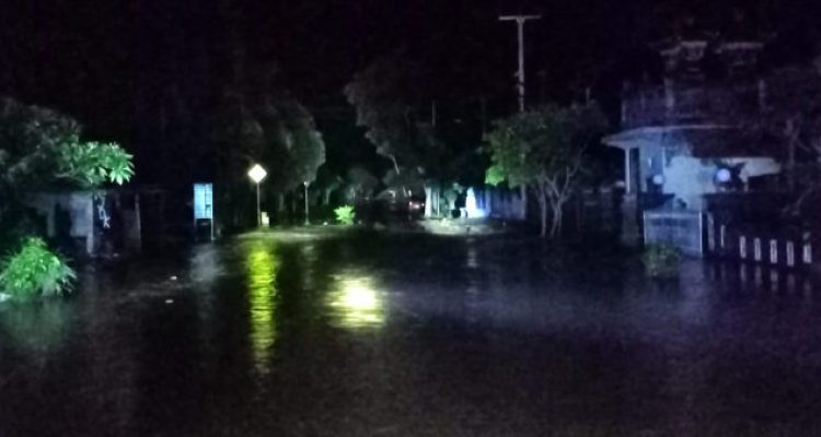 Ket poto: Jalur sebelah barat Jembatan Bilukpoh terendam air bah