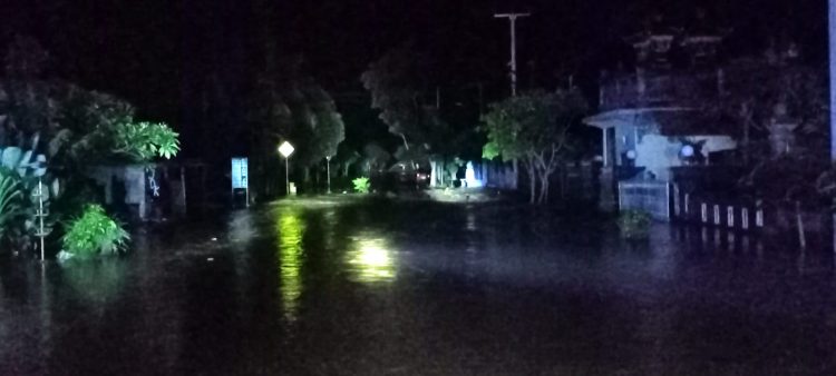 Ket poto: Jalur sebelah barat Jembatan Bilukpoh terendam air bah