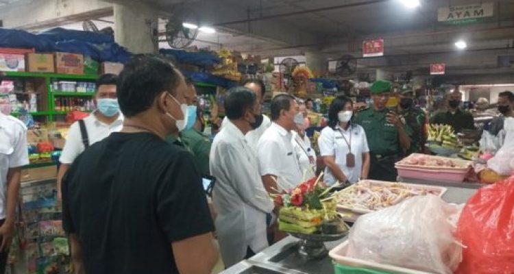Ket foto : Tim TPID Kota Denpasar melaksanakan Pemantauan Stok Barang dan Harga Pangan dengan menyasar Pasar Badung dan CV. Sumber Pangan Buluh Indah