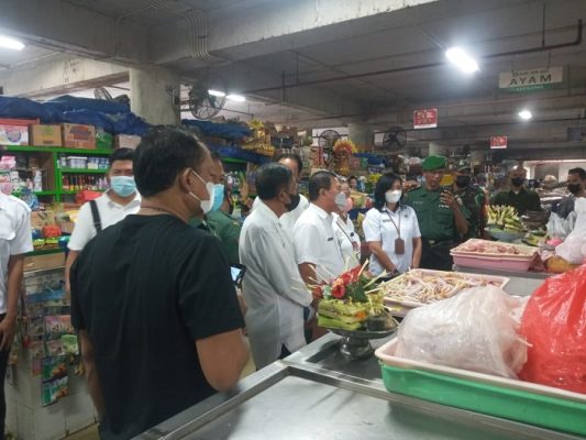 Ket foto : Tim TPID Kota Denpasar melaksanakan Pemantauan Stok Barang dan Harga Pangan dengan menyasar Pasar Badung dan CV. Sumber Pangan Buluh Indah