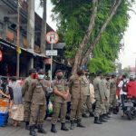 Ket foto : Tim Pengawasan Desa Dauh Puri Kelod saat melaksanakan pengaturan bagi Pedagang Pasar Tumpah dan Parkir yang menggunakan badan Jalan di Kawasan Pasar Sanglah, Denpasar, Jumat (21/10).