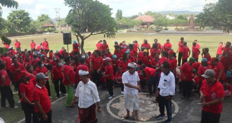 Ket poto: Bupati Karangasem I Gede Dana tatap muka langsung dengan tenaga kebersihan