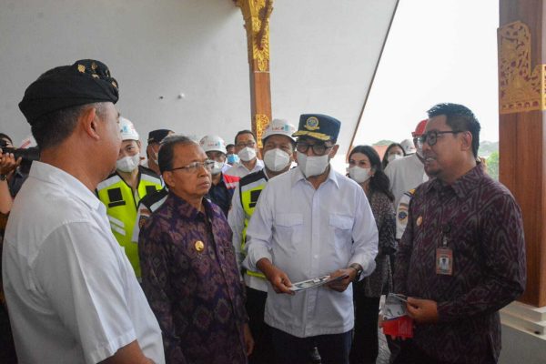 Ket foto : Menteri Perhubungan RI, Budi Karya Sumadi Gubernur Bali, Wayan Koster serta Wakil Walikota Denpasar, I Kadek Agus Arya Wibawa melaksanakan peninjauan progres pengerjaan fisik Pelabuhan Laut Sanur di Denpasar