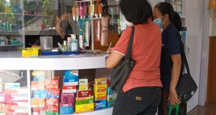 Ket foto : Pelaksanaan Pengawasan dan Pemantauan Obat Sirup pada Apotek-Apotek di Wilayah Kota Denpasar, Sabtu (22/10).
