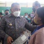 Ilustrasi penyerahan beasiswa periode II, desember tahun 2021 secara simbolis oleh Bupati I Nengah Tamba di GOR Kresna Jvara