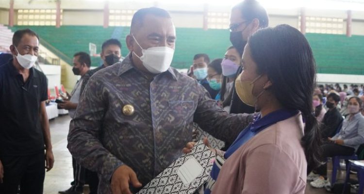 Ilustrasi penyerahan beasiswa periode II, desember tahun 2021 secara simbolis oleh Bupati I Nengah Tamba di GOR Kresna Jvara